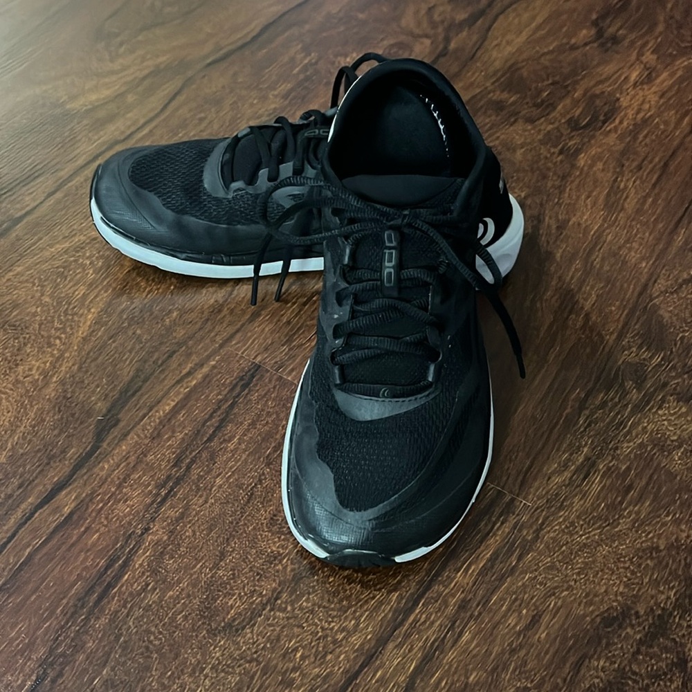 Women's Topo Athletic ST-4 - size 8 - black and white